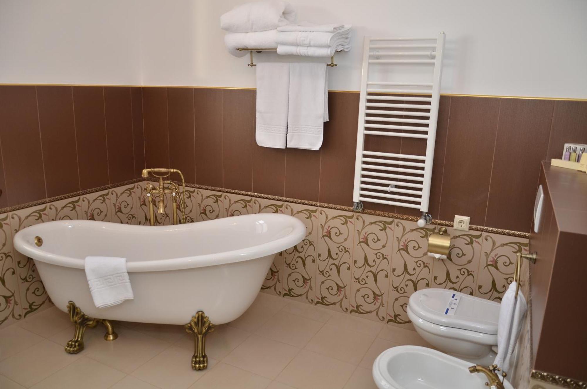 Chateau Royal Hotel Berezovka  Extérieur photo