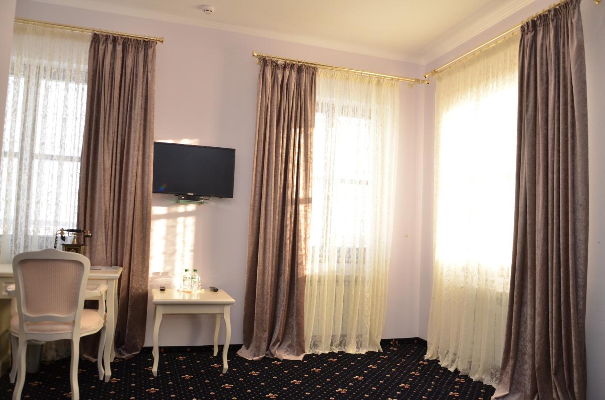 Chateau Royal Hotel Berezovka  Extérieur photo
