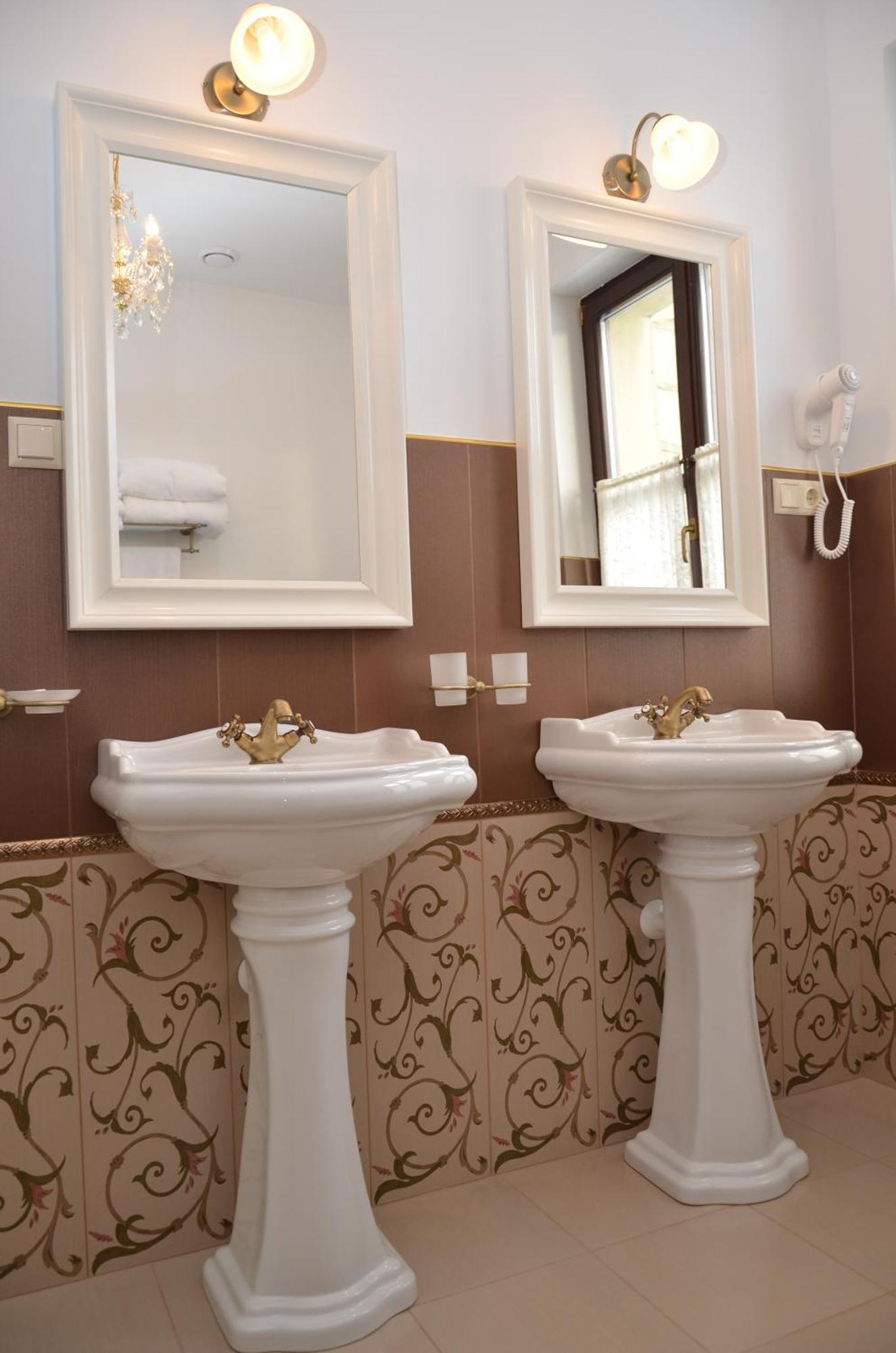 Chateau Royal Hotel Berezovka  Extérieur photo